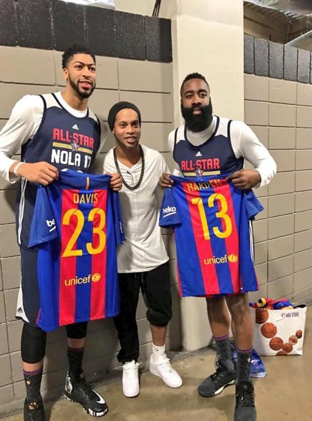 高清:小罗nba全明星变合影帝 赠库里巴萨30号