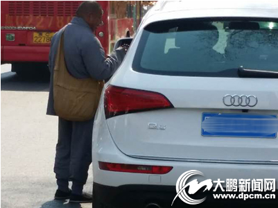 外来的 和尚 不念经路中间拦私家车卖货忙