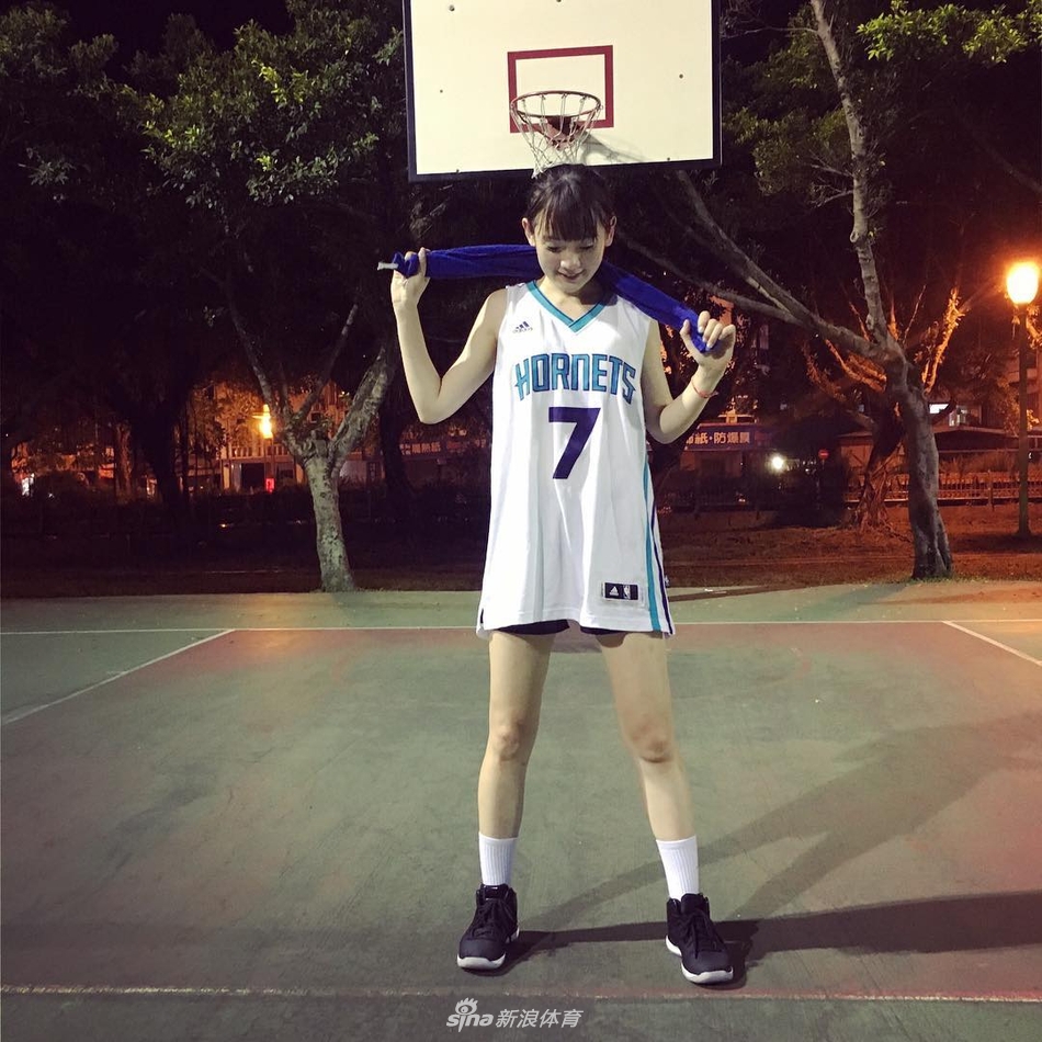 萌妹子来了!清纯台妹爱打篮球吸引众男生