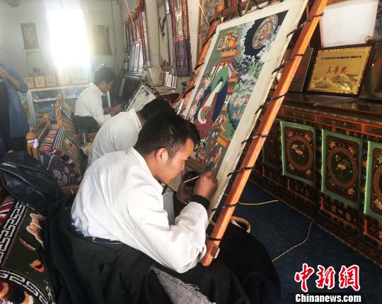 农补贴资金进行了专项检查”，谢通门县审计局副局长王茸日前对记者说。图为在西藏自治区日喀则市一家民族手工业企业中工作的唐卡画师正在认真