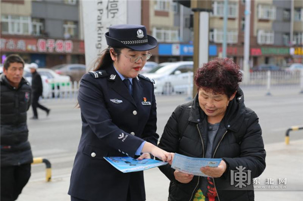 齐齐哈尔市建华公安分局刑警大队副大队长赵任平和男刑警一样冲锋在