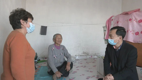 像孔凡和老奶奶一样，鸡东镇光荣村村民张桂荣也沐浴着惠老政策的东风。