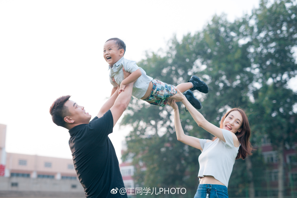 王皓与娇妻穿军装拍全家福俩儿子呆萌可爱