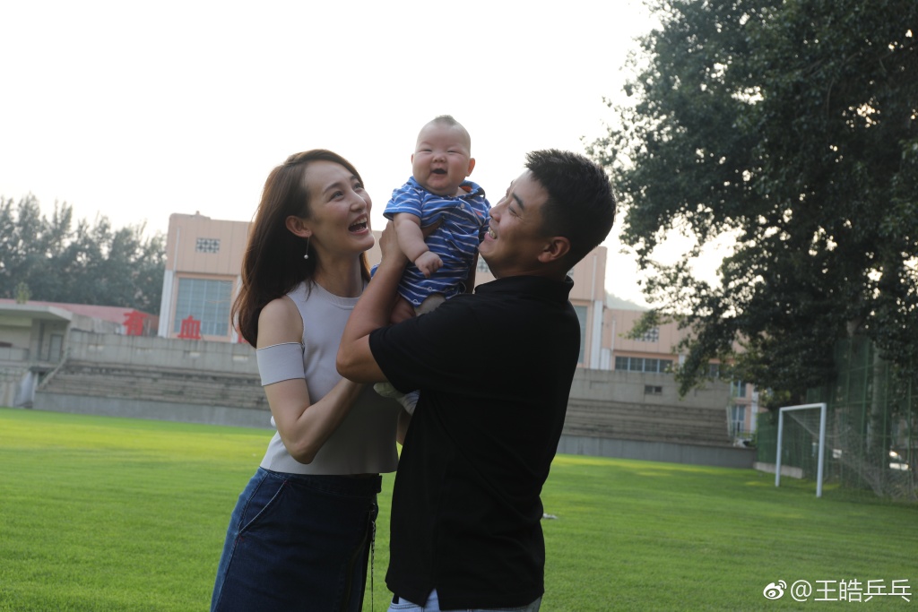 出一组全家福照片,王皓和舞蹈演员出身身材火辣的妻子闫博雅都很上镜