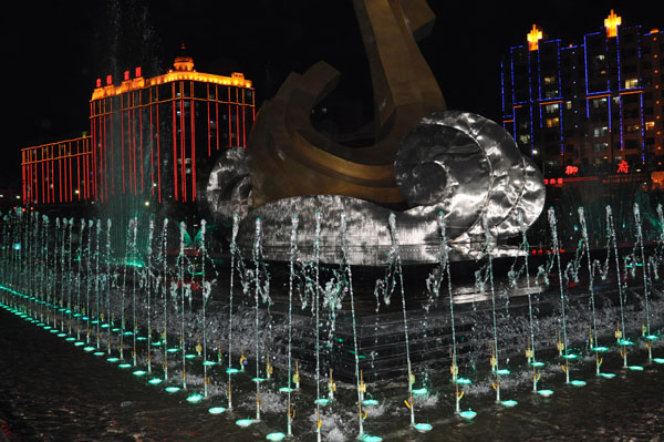 《喜洋洋》,《梁祝》,《鸿雁》等悠扬的旋律,肇东市人民广场的音乐