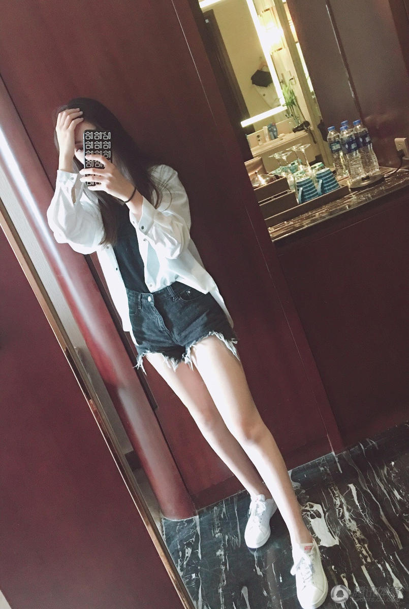 上港小将19岁女友曝光 电眼 长腿太迷人