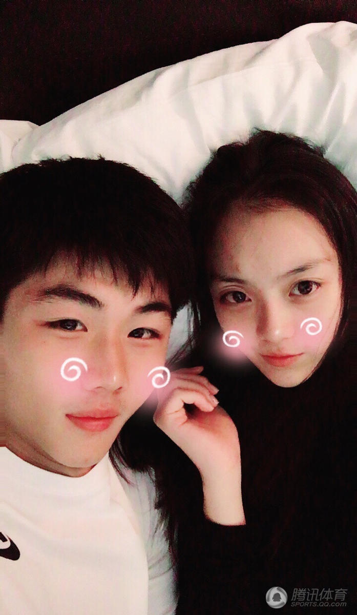 上港小将19岁女友曝光 电眼 长腿太迷人