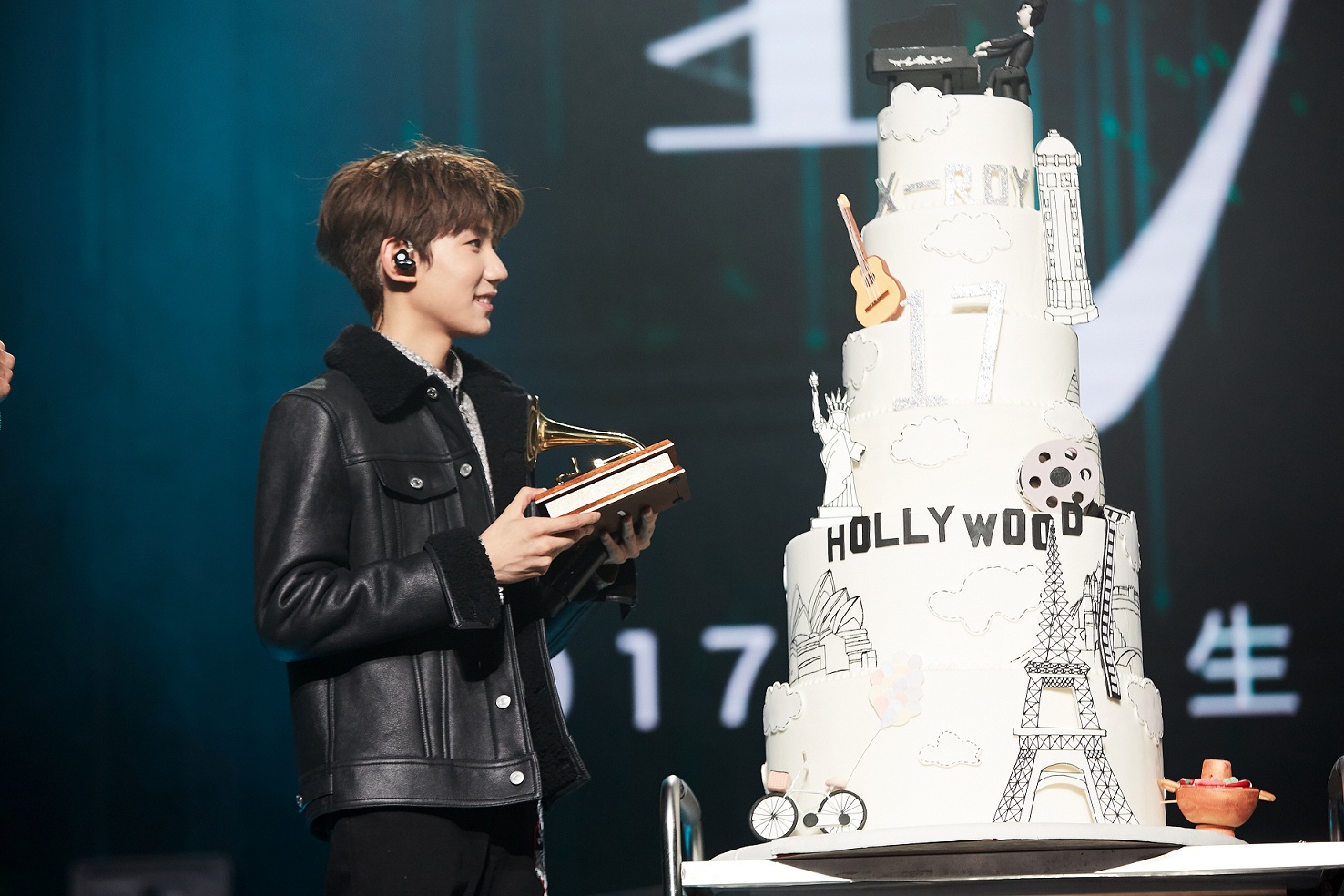 王源17岁生日会开唱 粉丝开创公益应援模式