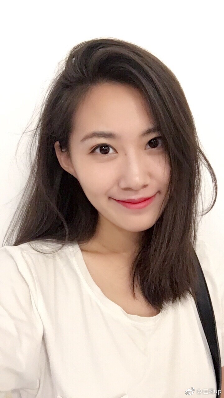 新晋足球女神级解说颜值惊人 撞脸高圆圆