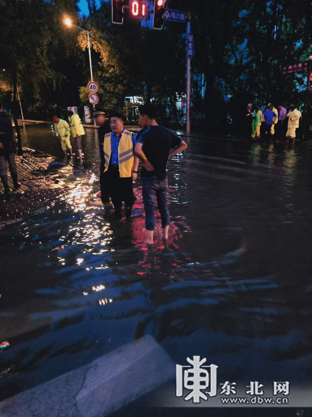 暴雨突袭大庆 这组排涝一线城管队员的照片感动众人