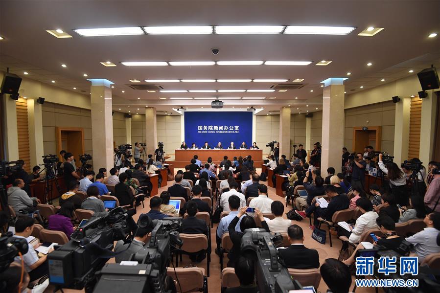 顾国内外强烈反对，利用不断加征关税的手段导致中美经贸摩擦持续升级。　　这是9月25日在国务院新闻办新闻发布厅拍摄的发布会现场。当日，国务