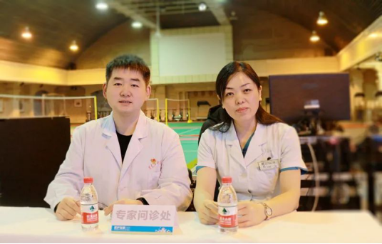 图为专家问诊处的产科于录霞主任和黑龙江中医药大学中医学张文 