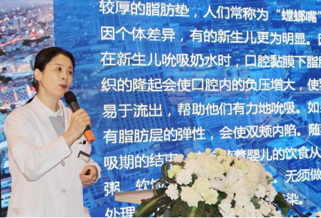 图为和美妇产医院新生儿科专家韩英主任上台讲座
