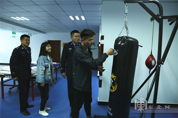 齐齐哈尔青年民警邀请大学生进警营开展五四