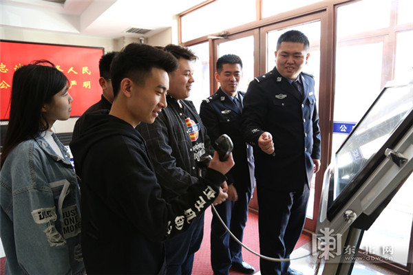 齐齐哈尔青年民警邀请大学生进警营开展五四