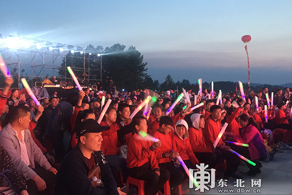 白昼21小时 2万余名游客漠河北极村感受夏至"白夜"奇观