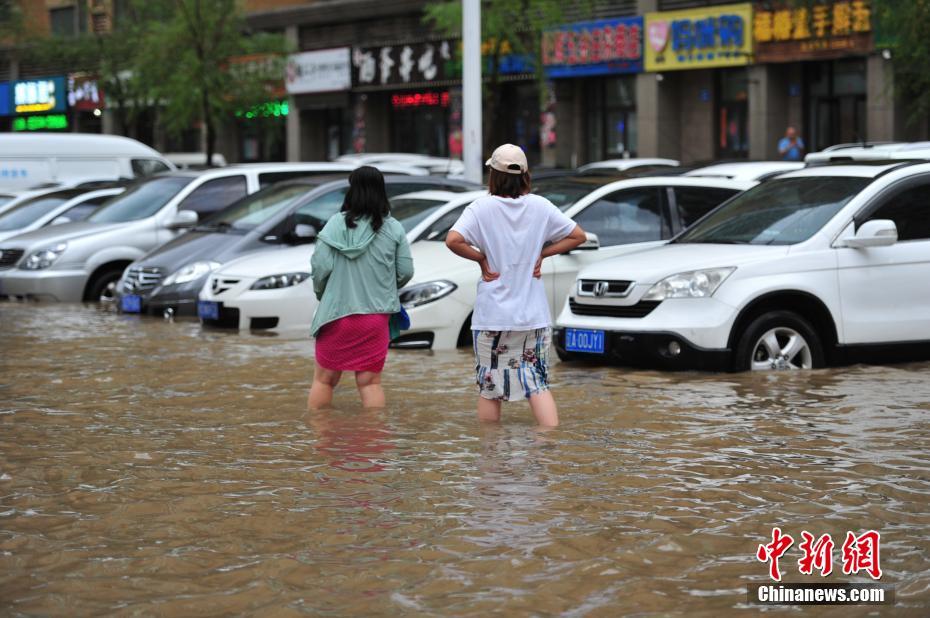 沈阳大雨致道路积水严重 市民出行受阻