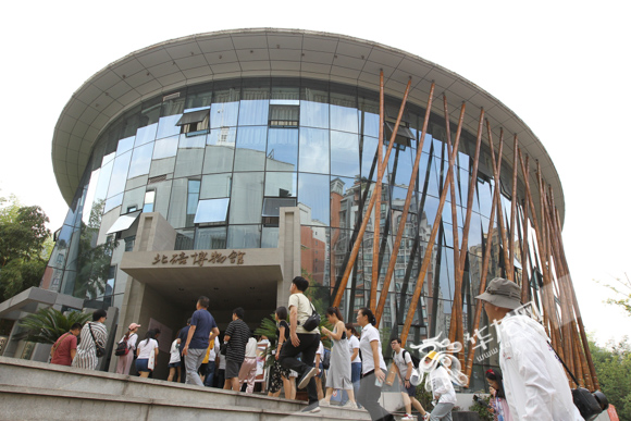记者们参观采访北碚博物馆.华龙网-新重庆客户端记者张质摄