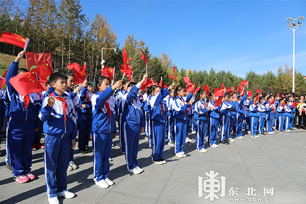 参加活动的小学生