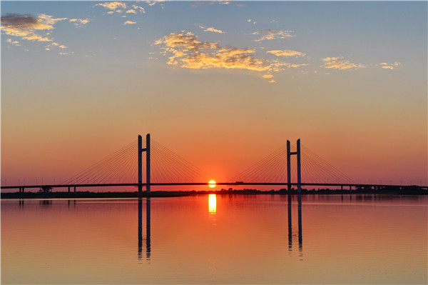 2004年9月建成的四方台公路大桥.