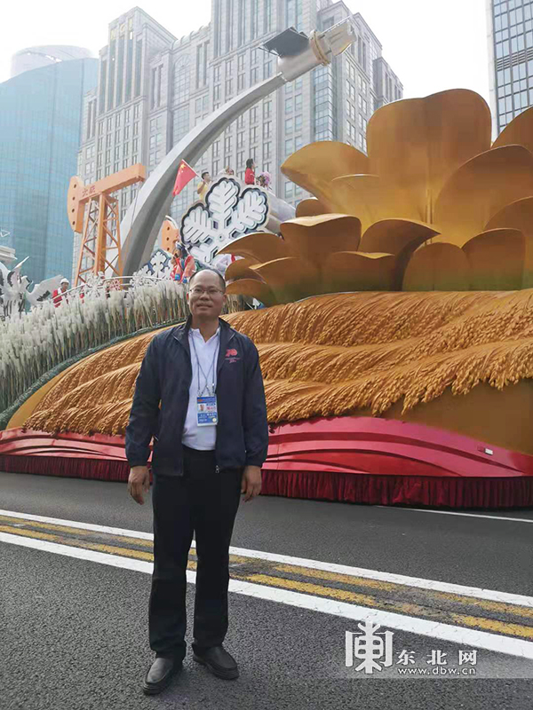 结构设计师薛渊与彩车合影。　　一颗由哈尔滨工业大学自主研发的快舟一