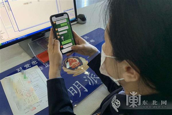 5月12日，哈尔滨市公安局呼兰分局光明派出所微信平台警务室内，户籍