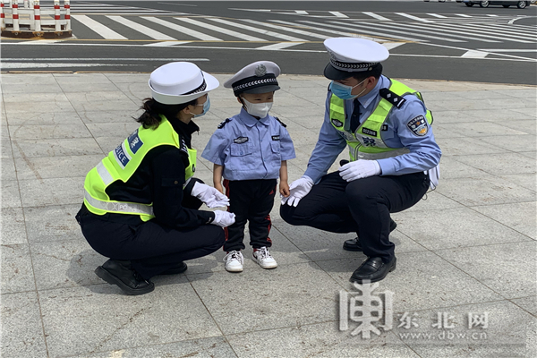 你回我一个敬礼我圆你一个梦想 黑龙江警方为三岁小男孩圆警察梦