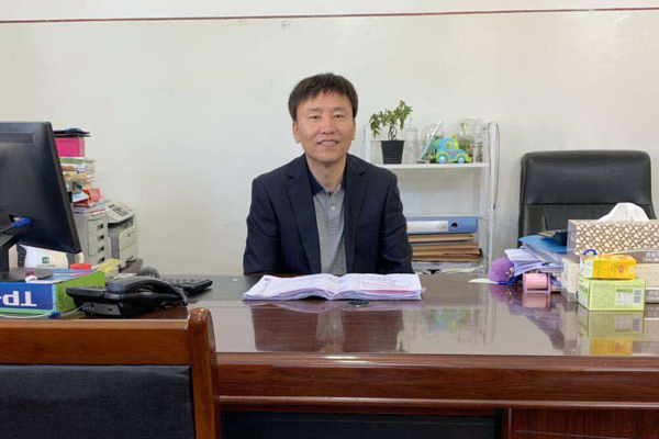 现松雷中学初四语文组备课组长,哈尔滨市优秀教师,哈市优秀班主任.