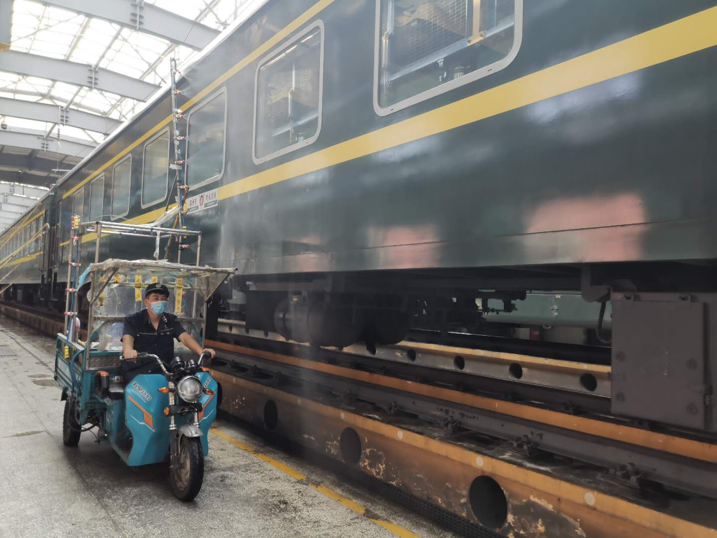 铁路"洗车工"研发出移动清洁车节能高效