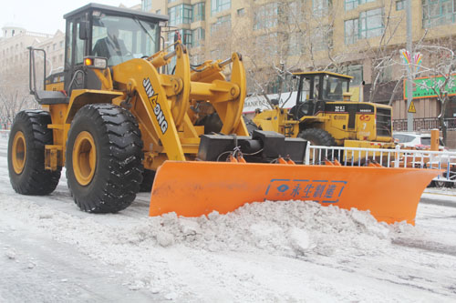 大型机械忙清雪
