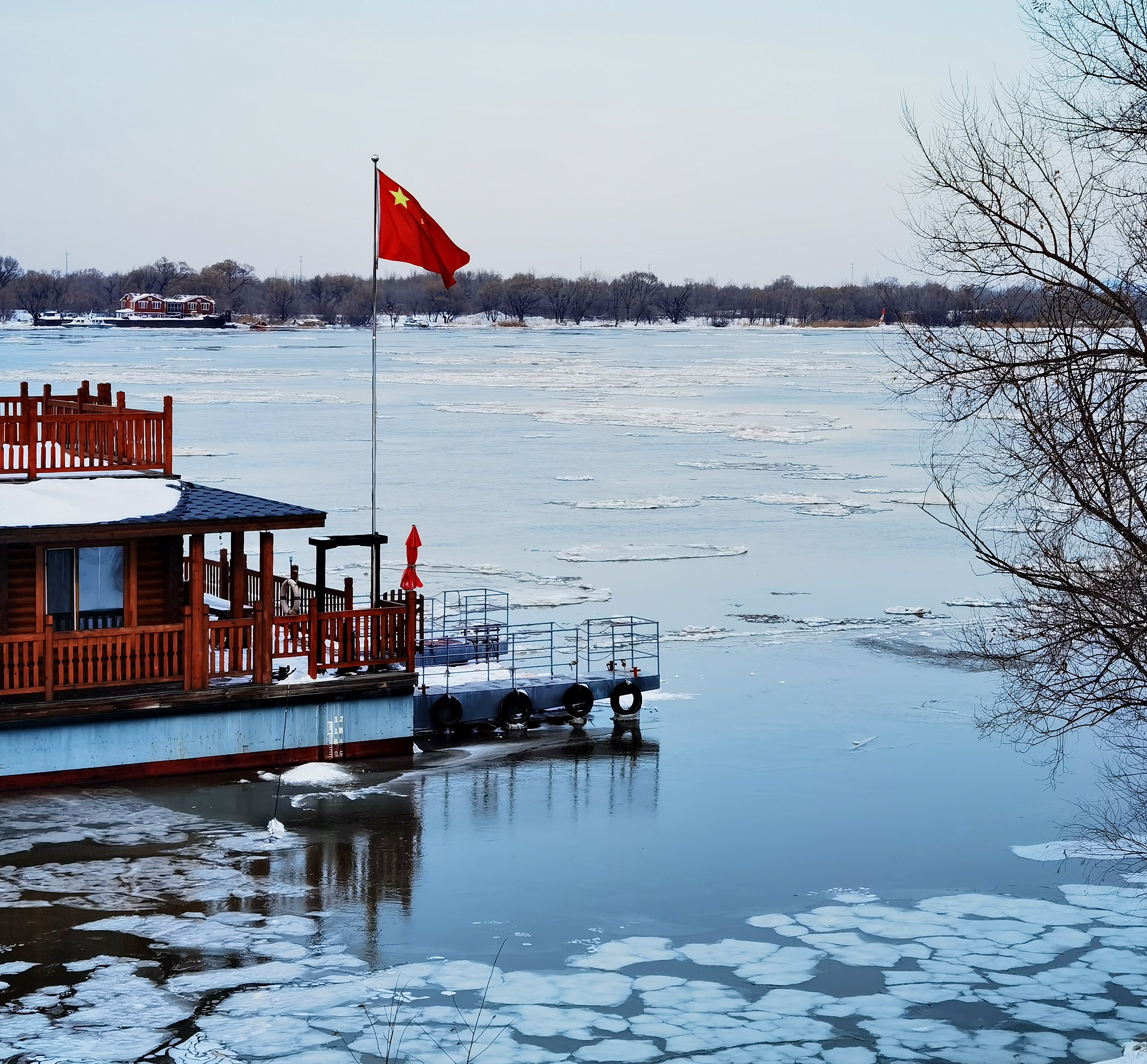 壮观!松花江上跑"冰排"!