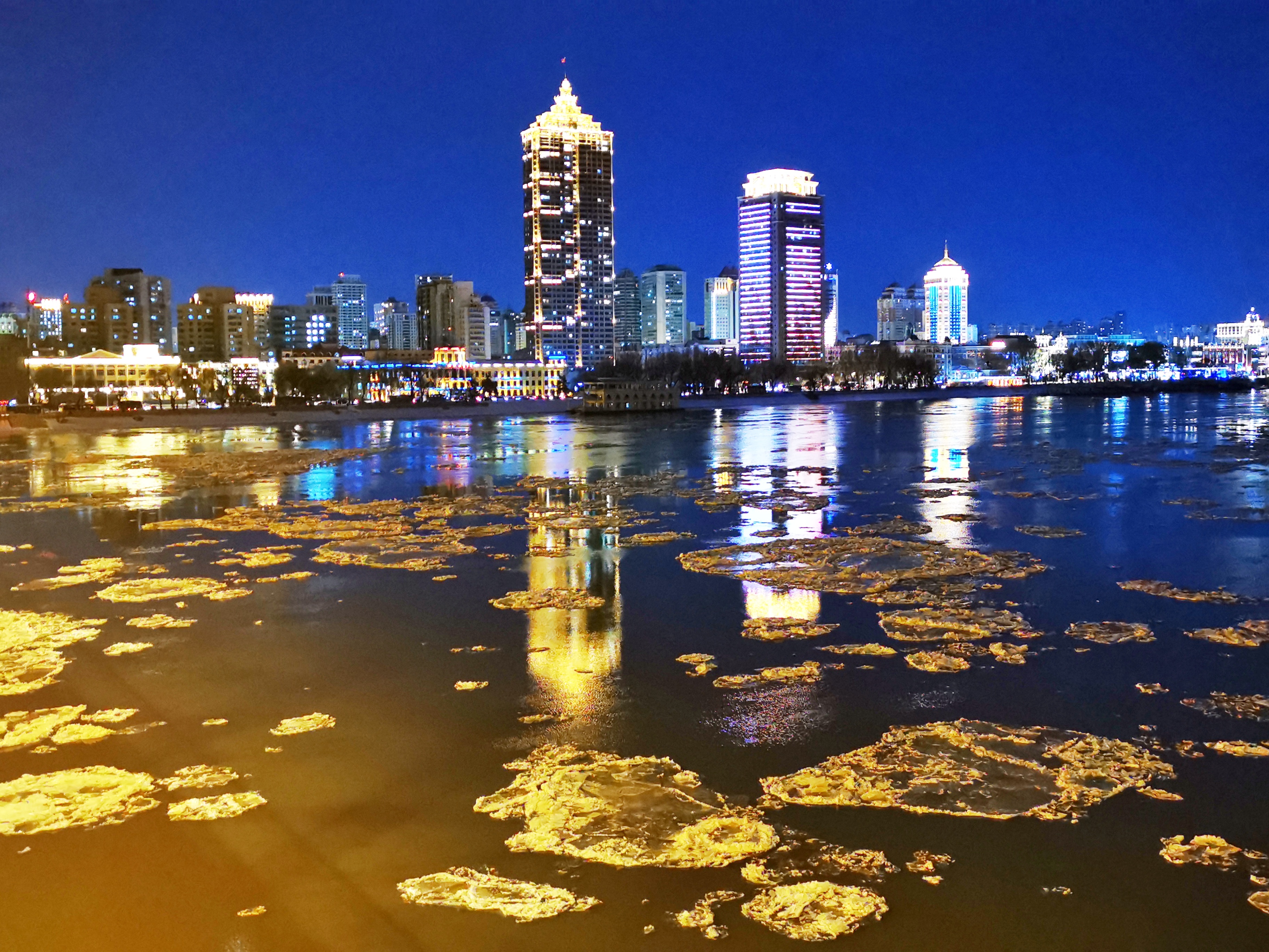 壮观!松花江上跑"冰排"!