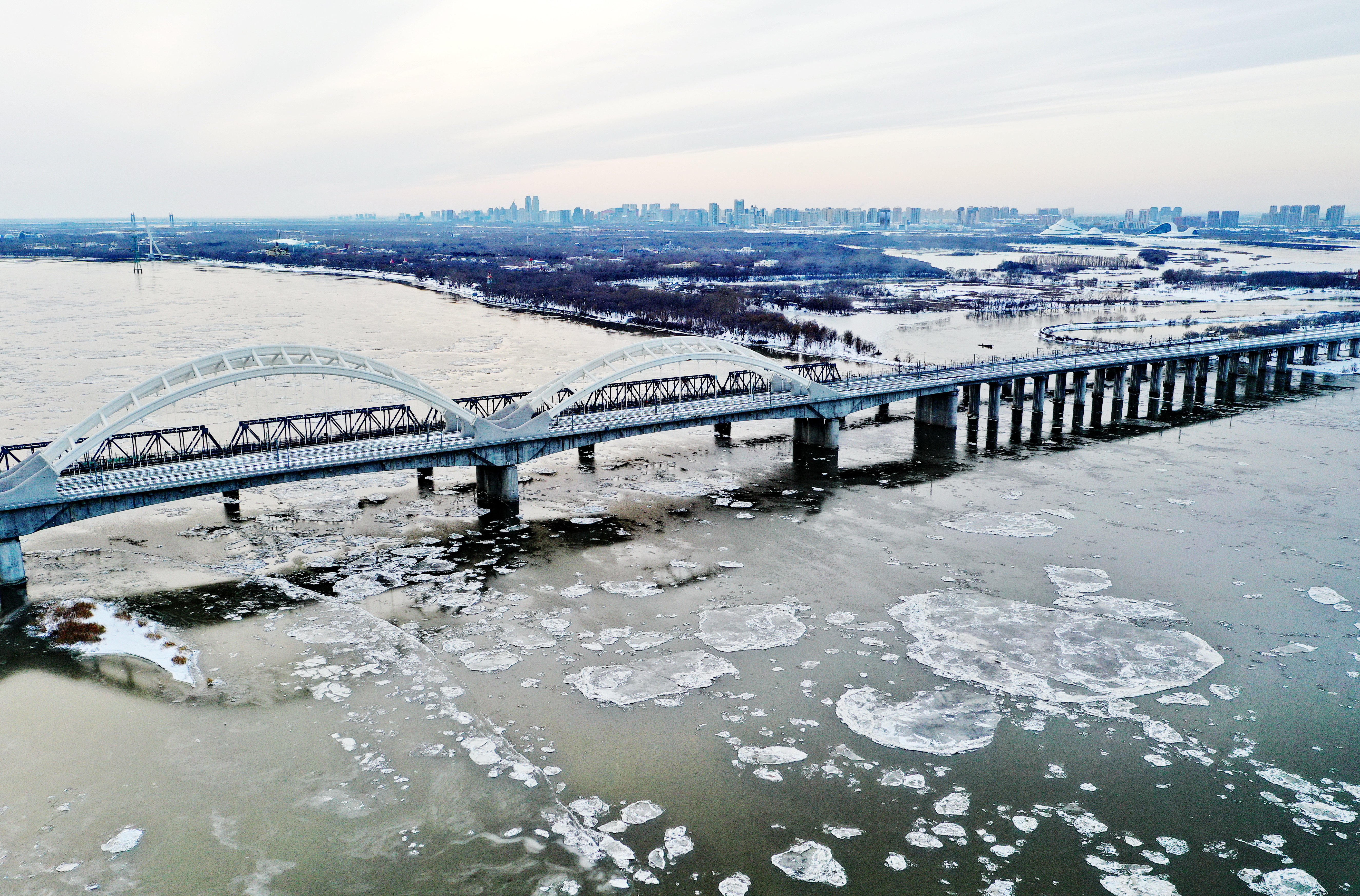 壮观!松花江上跑"冰排"!