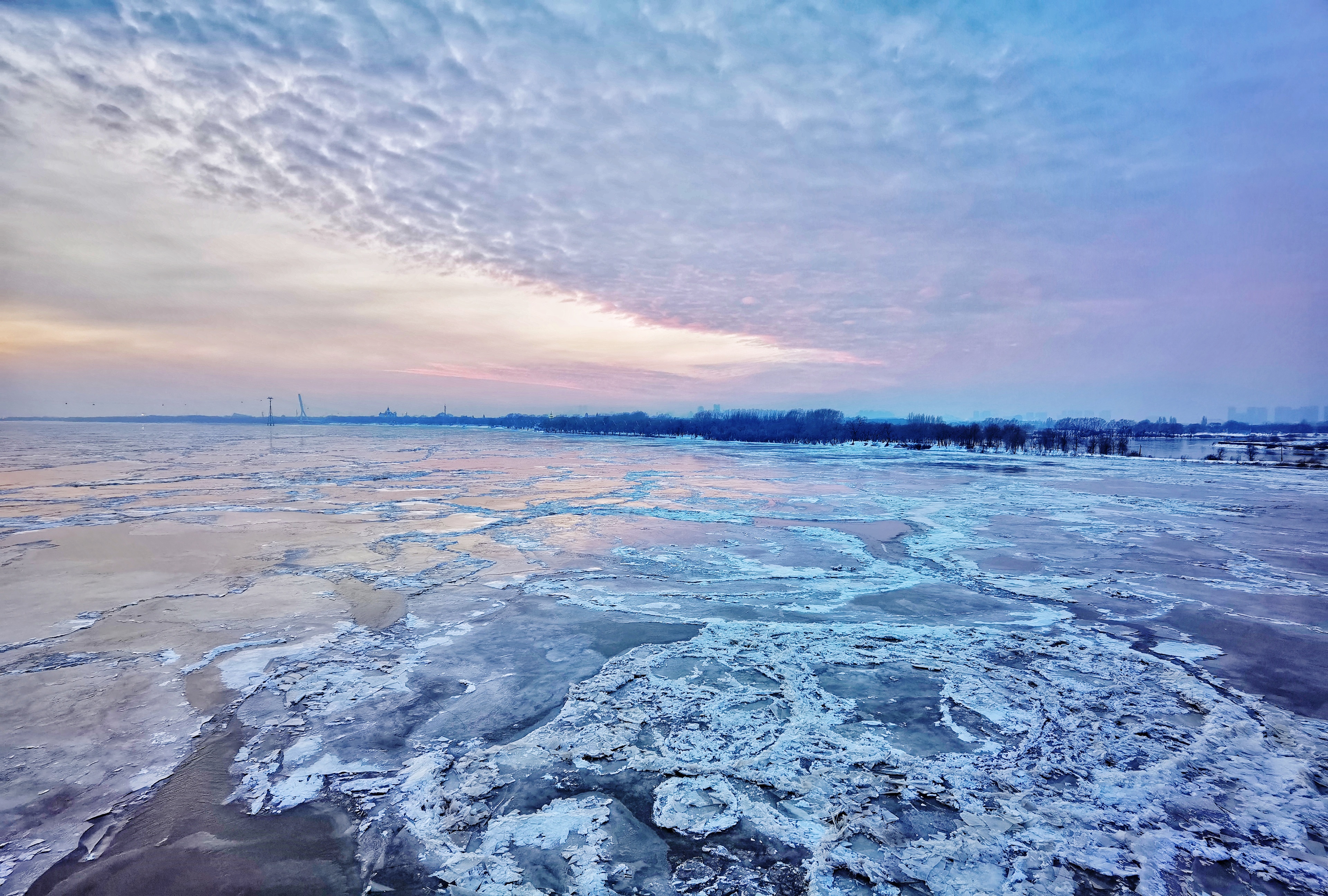 松花江干流哈尔滨段今日封江