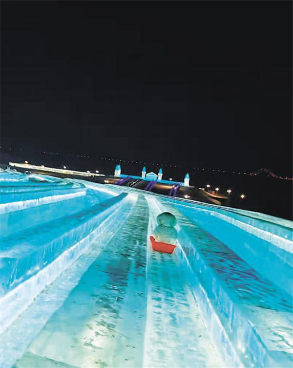 哈尔滨江边冰雪大滑梯图片
