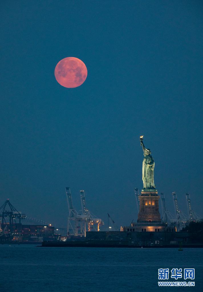 超级月亮 和 月全食 同时在夜空上演