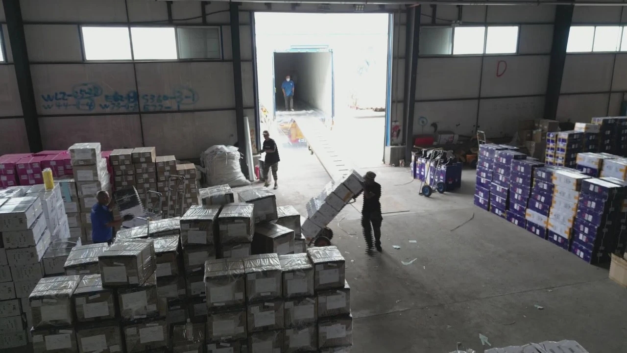 现在即将发运了，我们在综合保税区的集货场正在紧张地筹备装载货物。”